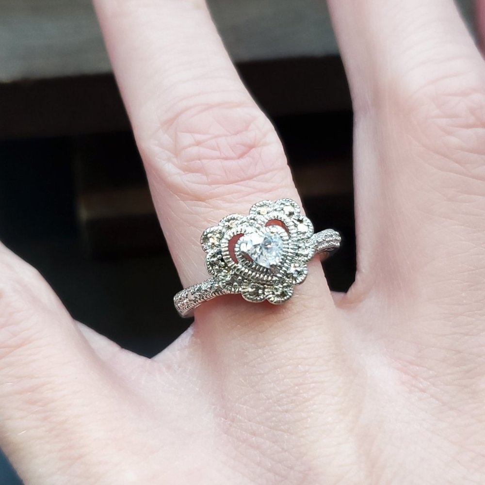 Size 8 925 Sterling Silver Cubic Zirconia Heart Gem Ring - Picture 3 of 7